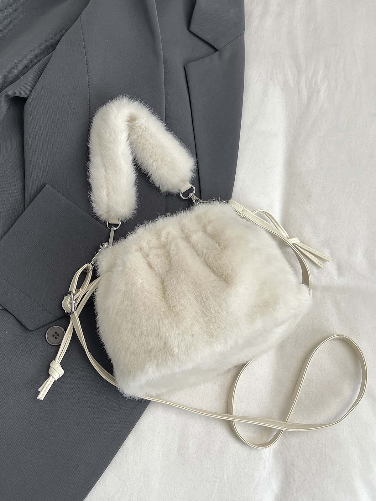 Otoño y invierno explosivo bolso peludo para mujeres 2026 nuevo bolso de mochila versátil súper caliente nicho bolso peludo bolso de cubo