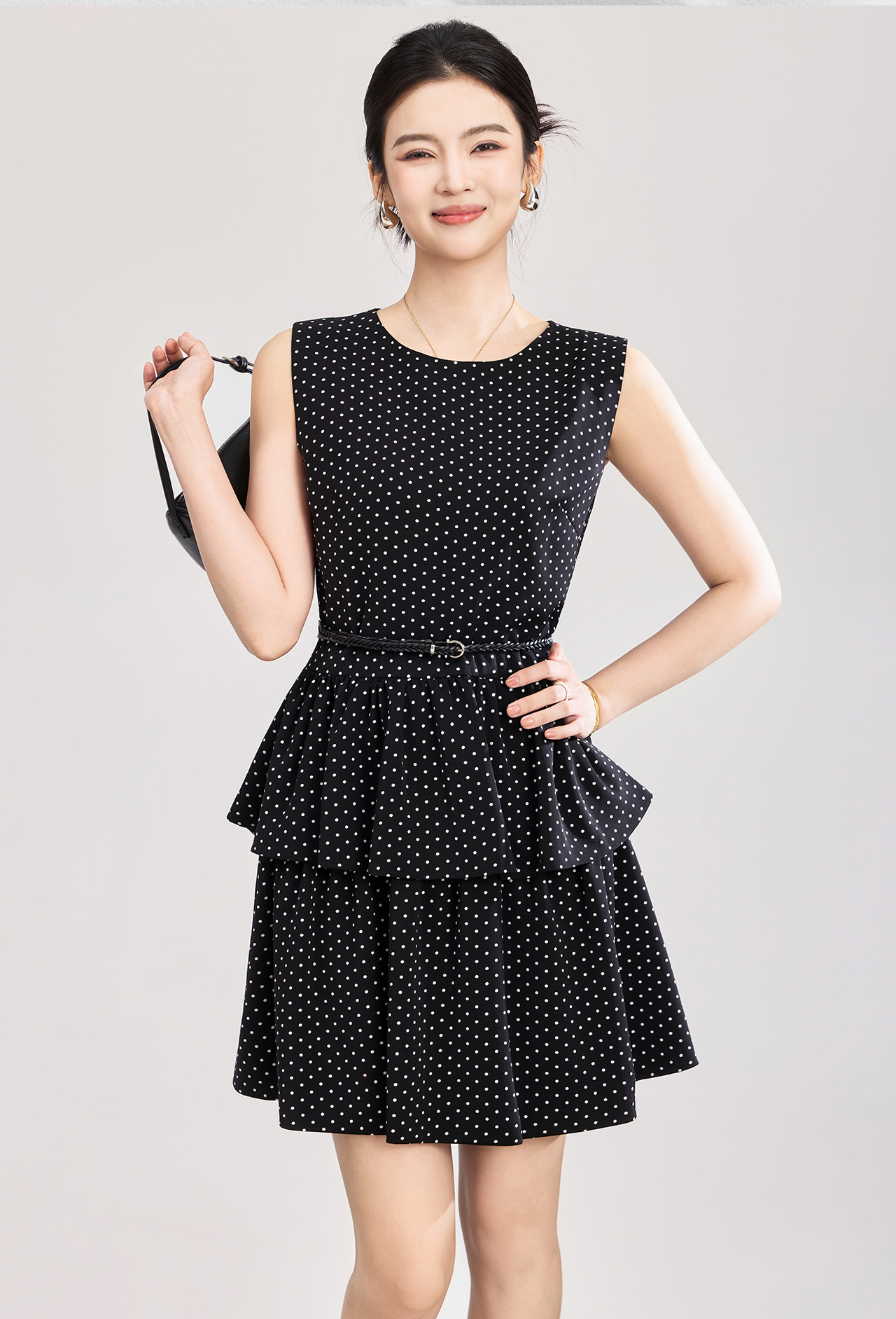 Váy ngắn satin chấm bi tay lỡ cổ vest thắt eo phong cách độc đáo — Điểm sóng Đen chi tiết 2