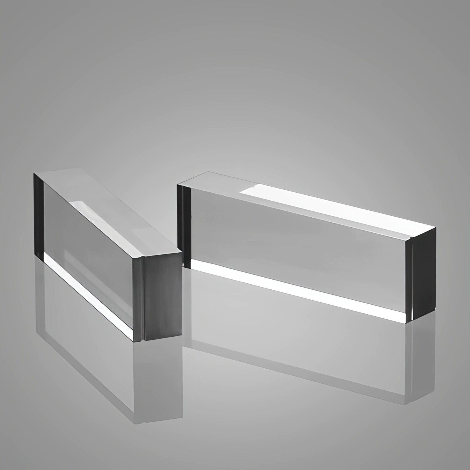 Сапфировое оконное стекло, сапфировая призма, сапфировый световодный кристалл могут быть обработаны по чертежам, добро пожаловать на индивидуальный заказ.