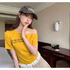アメリカのアルファベットのプリントの斜め肩の露肩のtシャツの夏の新型のギャルは腰を収めて身を修めてやせている半袖の上着の婦人服を現します。