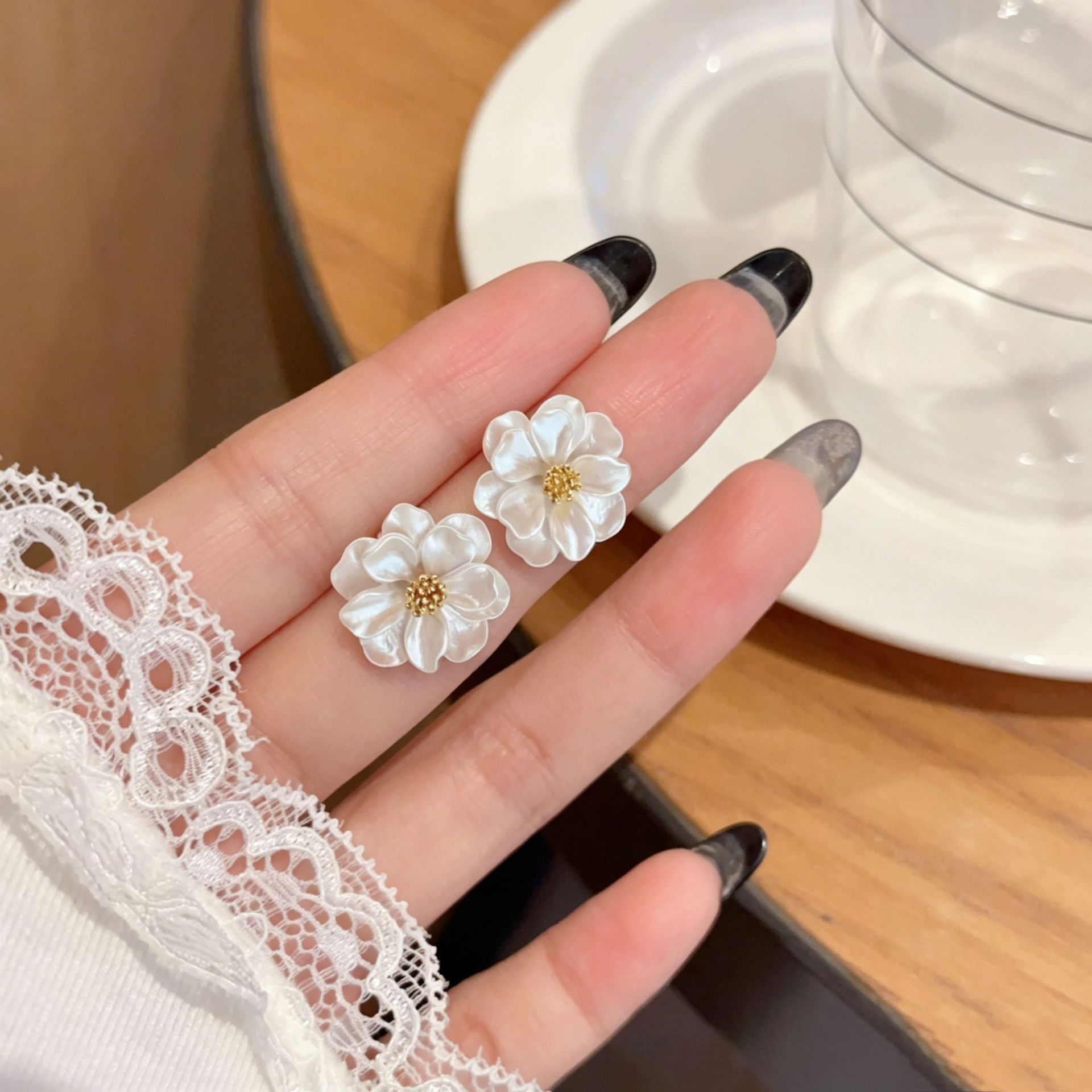 82#白色山茶花蚊香盘耳夹
