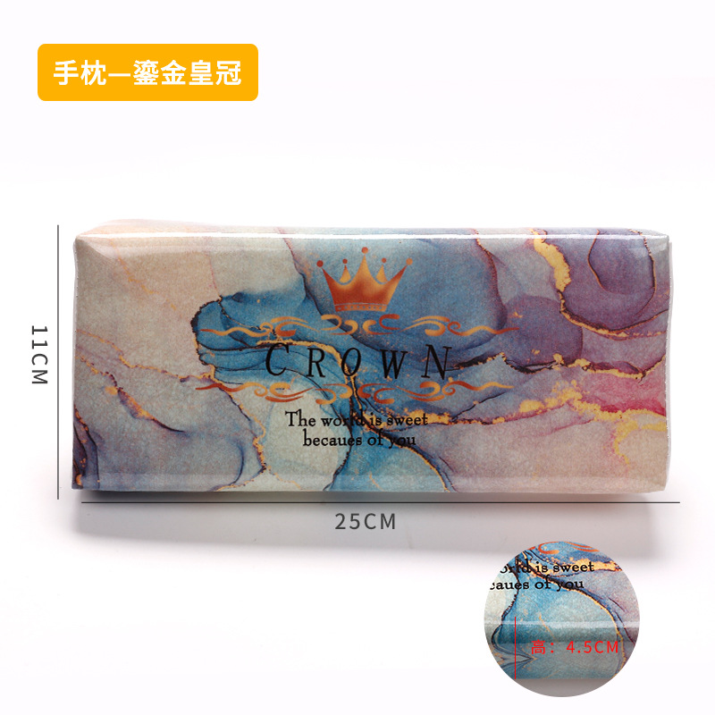 Almohada de mano - corona dorada