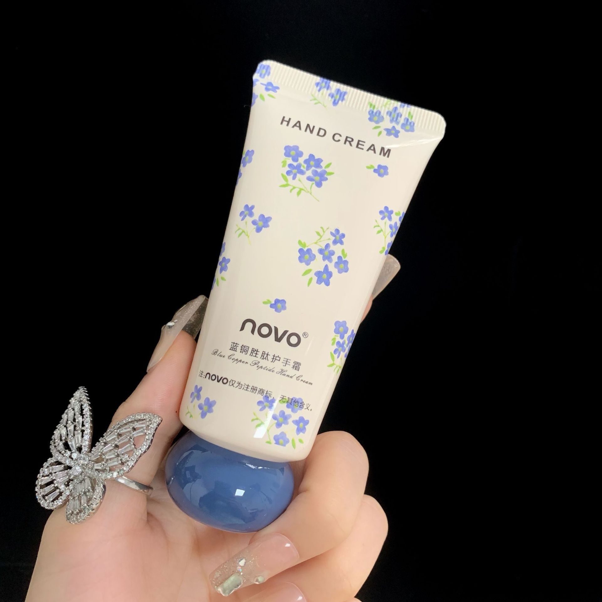 NOVO hand cream is naturally moisturizing, hydrating and hydrating. It is refreshing and non-greasy in autumn and winter. It is small, portable and affordable for students undefined