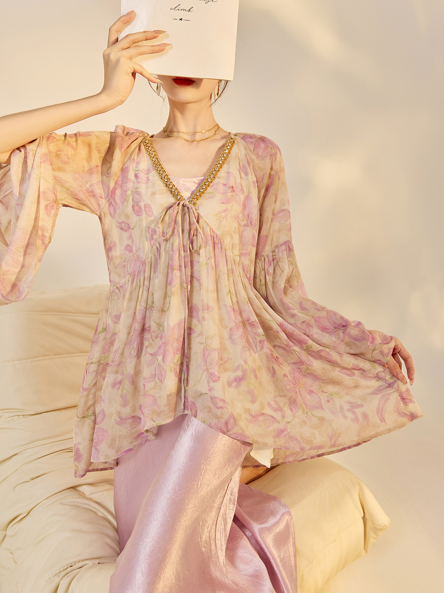 Áo kiểu nữ cổ V tay lồng đèn chất liệu chiffon phong cách Trung Hoa đính đá — màu tím nhạt