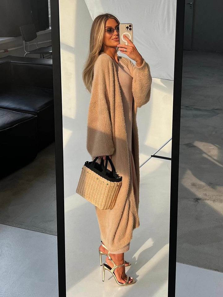 Áo cardigan len lông mềm dáng dài rộng cổ chữ V tay dài — hồng, màu xám, quần kaki chi tiết 57