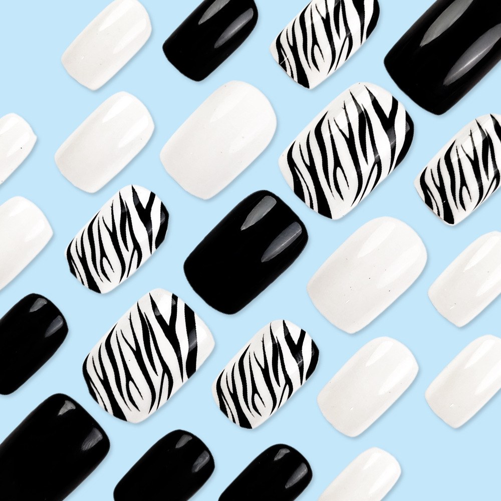 Stripes en blanco y negro desmontables de uñas juguetonas y lindas piezas de uñas falsas 24 piezas de parche de uñas terminado