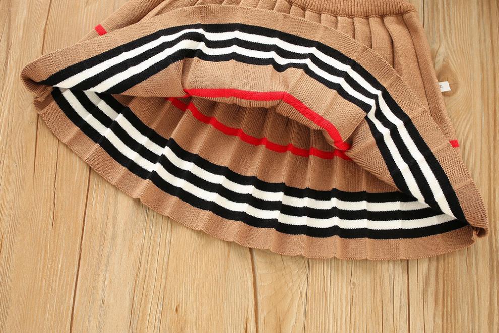 Ragazze 2023 Autunno/Inverno New Western Stripe Bambina lavorata a maglia di lana alla moda Abito a pieghe Set di due pezzi_voghion.com