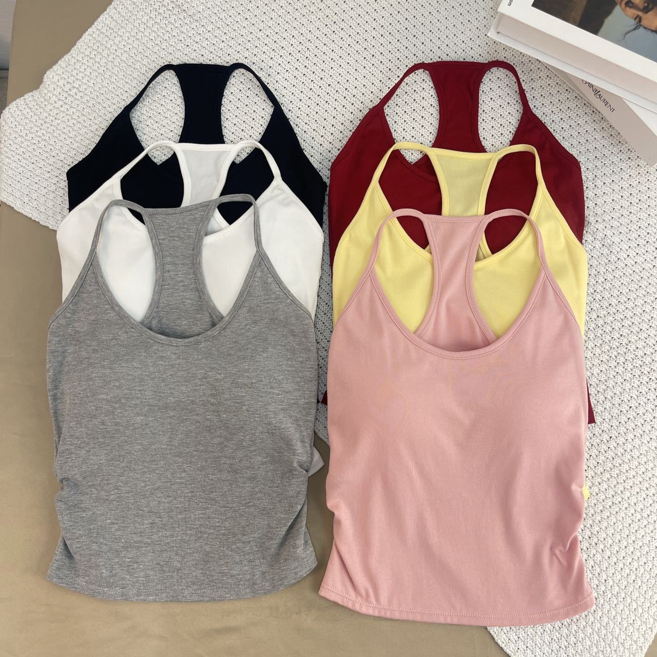 Nuevo estilo americano de espalda dulce y picante hermoso estilo de Hong Kong pequeño cinturón con cojín de pecho base dentro con chaleco de verano para colgar la chaqueta de cuello