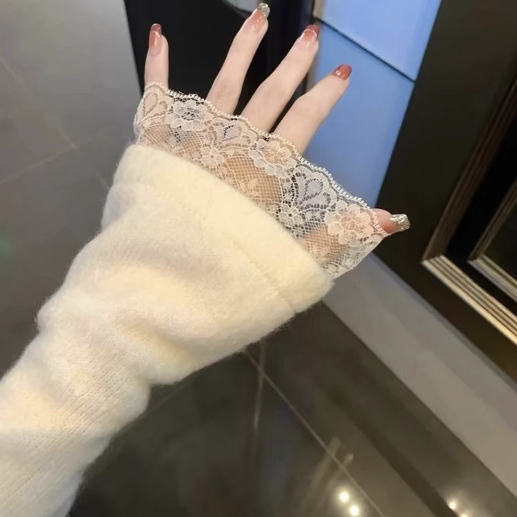 フランス式の純粋なレースの辺のラッパの袖のvネックの底のシャツの女性の秋冬のデザイン感の小さい大衆の内はニットの上着を掛けます