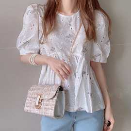 韩国泡泡袖上衣女夏季新款洋气蕾丝镂空花边拼接褶皱感白衬衫
