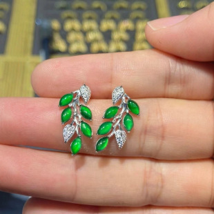 Natural jadeite leaf earrings inlaid with high quality naked stone Xiao Bai wears thousands of instant vision