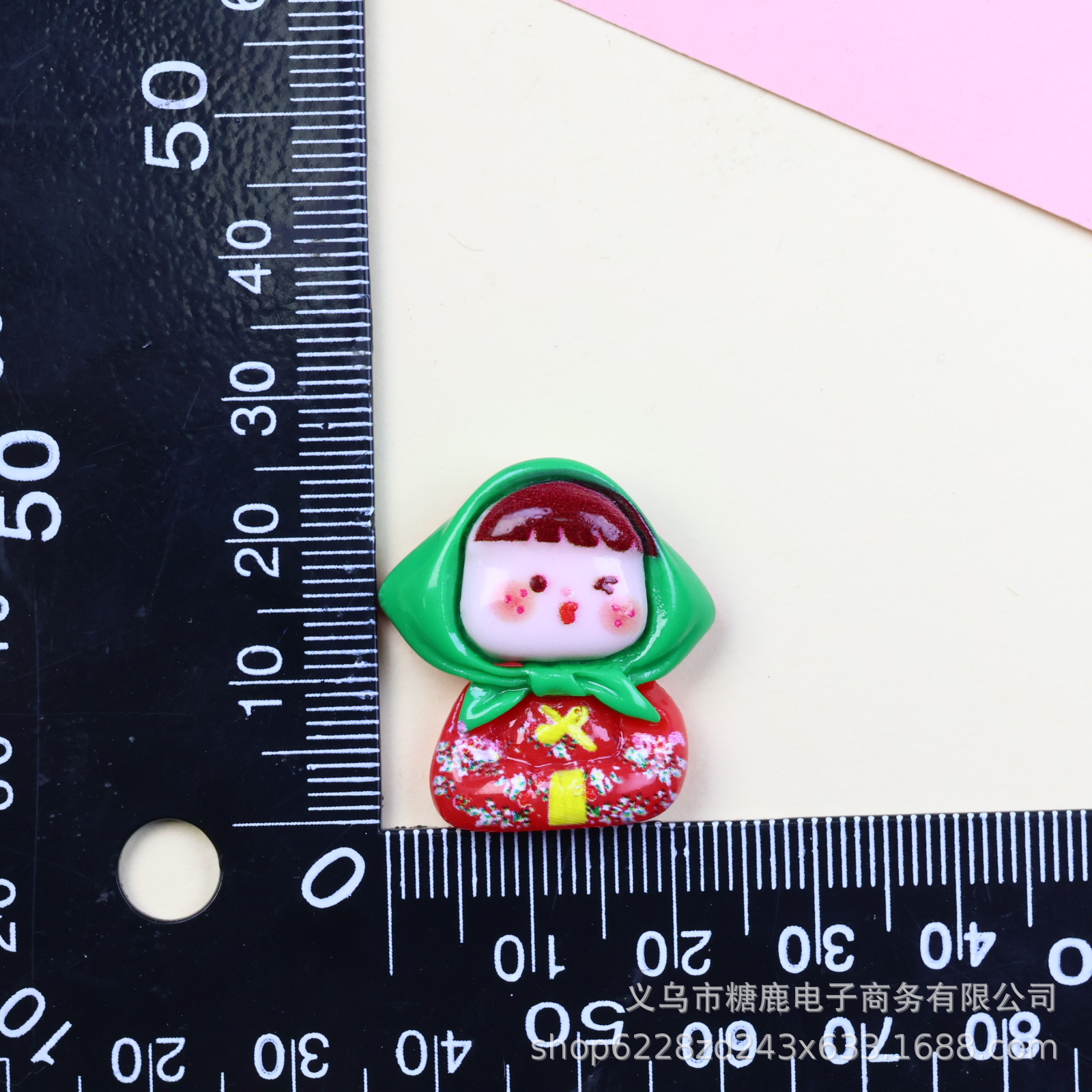 손을 잡고 있는 소녀