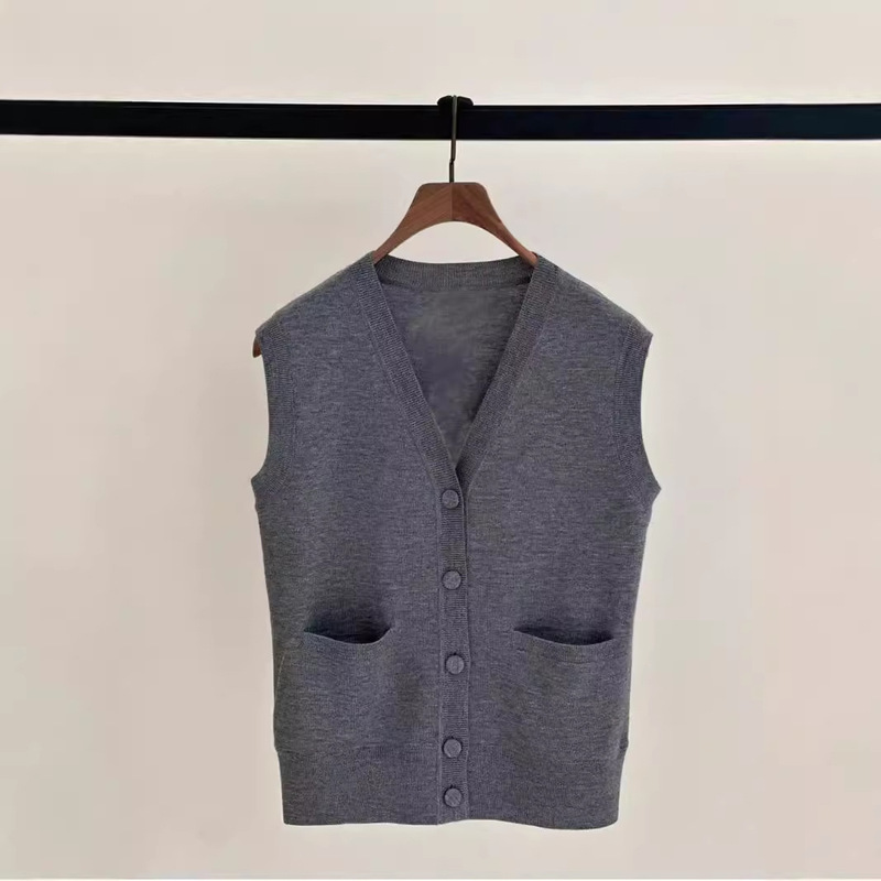 ~ Grey is wearing ~ the matching industry just needs bi to prepare V-neck wool knitted vest