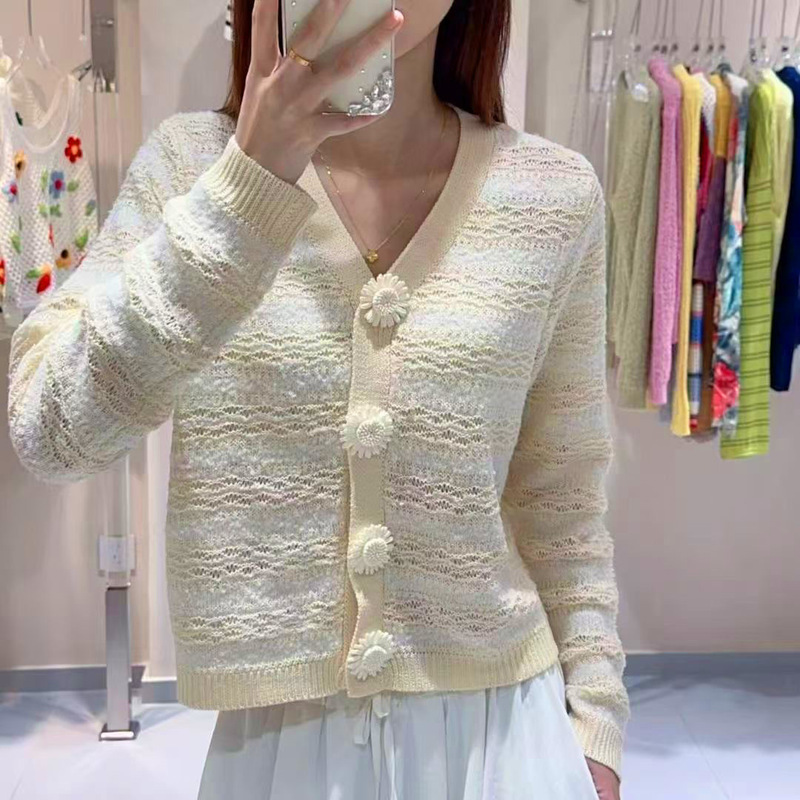 2025 Early Autumn New Sunflower Decorated V Neck Sweet Age-Reducing V Neck Long-Sleeved Short Knitted Cardigan Top