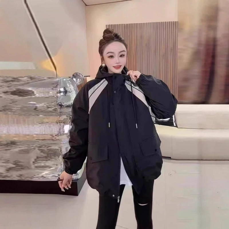 Свободная осень и зима 2025 Короткая корейская версия с капюшоном повседневная новая европейская куртка