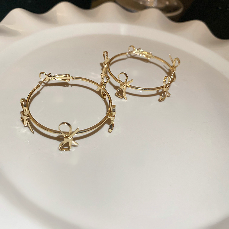 Aguja de plata Pendientes de lazo europeo y americano Estilo frío Pendientes de nicho de moda simple Pendientes de todo fósforo Lujo ligero Sensación de alto nivel Mujer