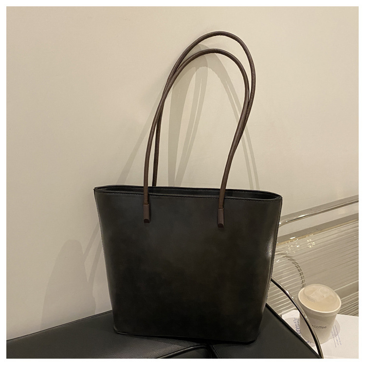 Bolsa de hombro debajo de las axilas 2025 primavera de estilo de estilo de nicho nuevo diseño minimalista estilo de viento gran capacidad bolsa de mano