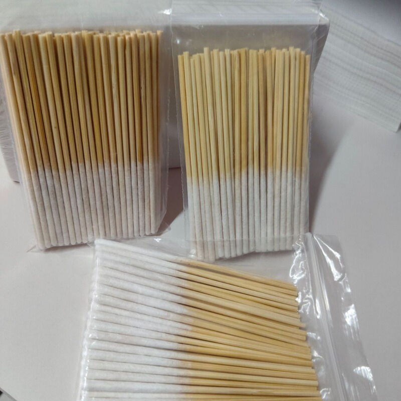 美容院の専用の保養は液体の綿棒を塗ってニキビを取り除きます。|undefined