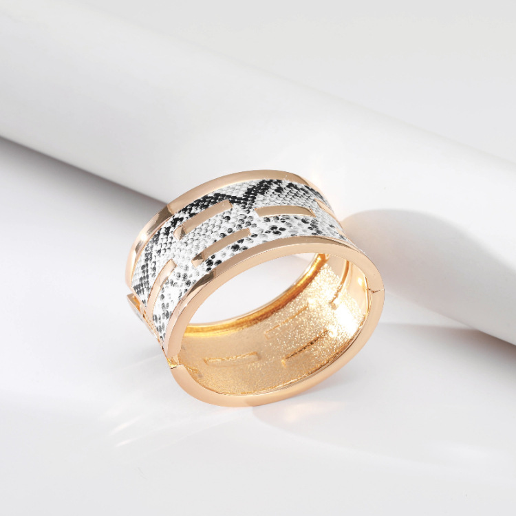 fashion snake pattern open bracelet