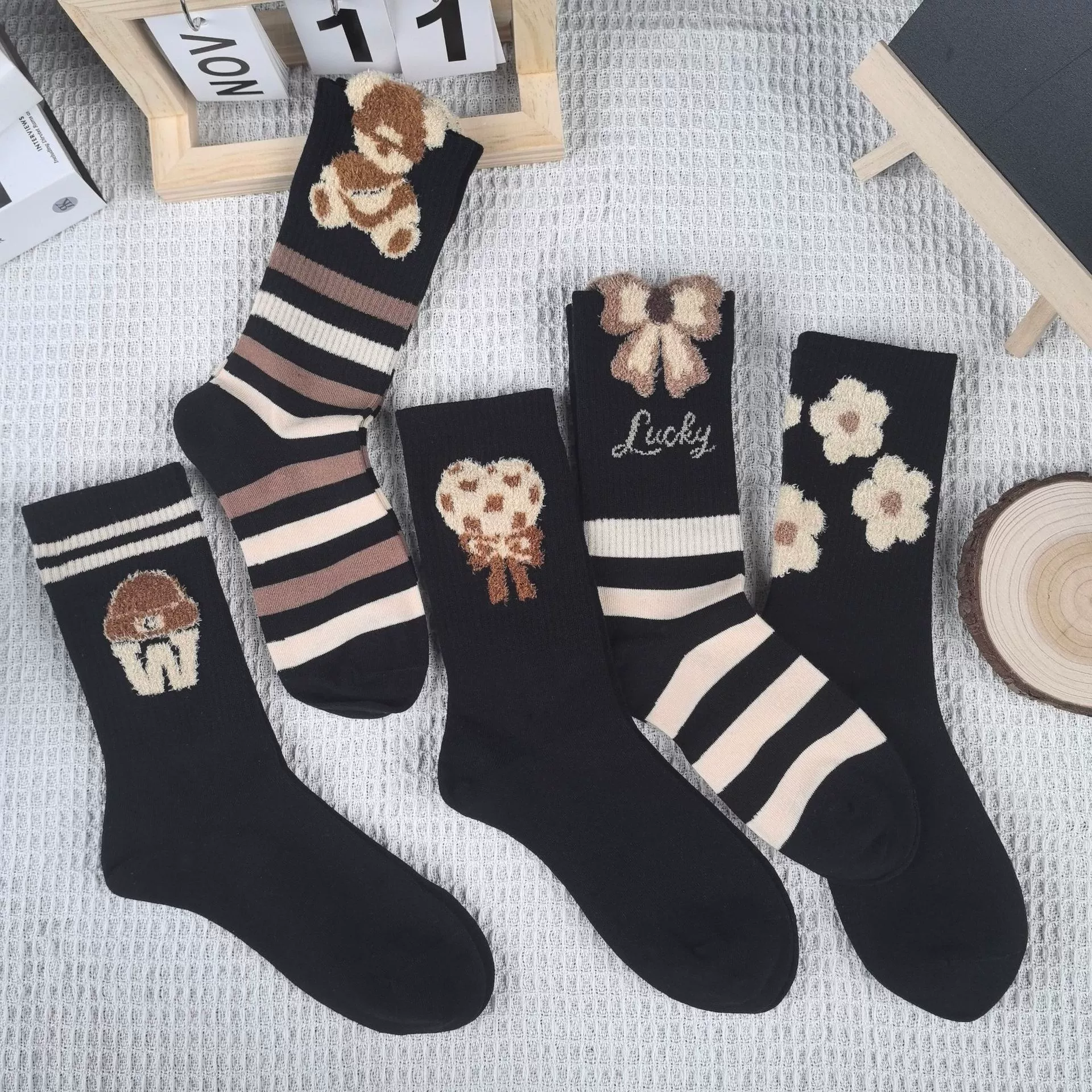 Маленькие носки девушки осенние и зимние улыбки