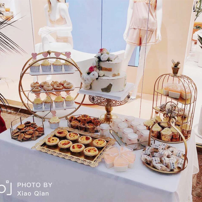 Mesa de postre, té de la tarde, platos fríos, cubiertos, estantes de pastel, bandejas de latón, decoración, decoración, cumpleaños, diseño de boda