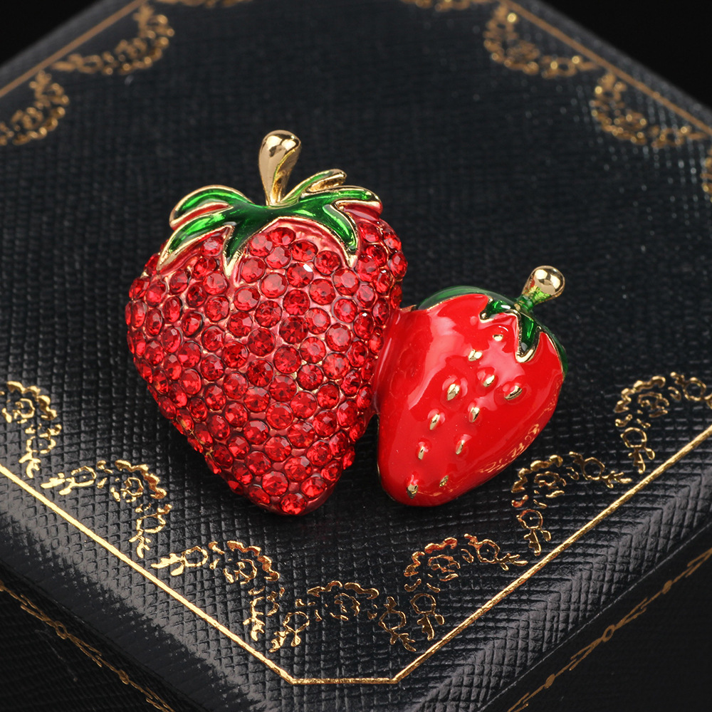 16g Weight Brooches Classification Holiday, Daily Occasion Rhinestone Material Strawberry Pattern All Seasons Season Women's Gender Plating Design Retro, Shiny Style Retro Shiny Pin Strawberry Rhinestone Plating Women's Brooches 无