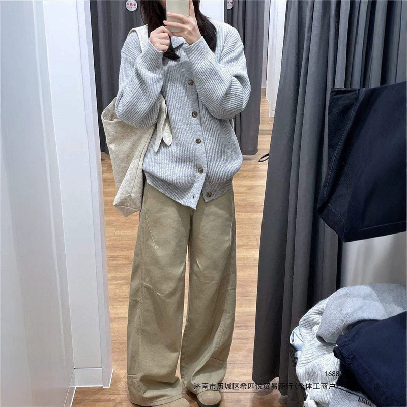 College-style, ribbed, gray knit cardigan for women, new autumn collection, Korean-style, loose and relaxed fit, sweater jacket College-style, ribbed, gray knit cardigan for women, new autumn collection, Korean-style, loose and relaxed fit, sweater jacket