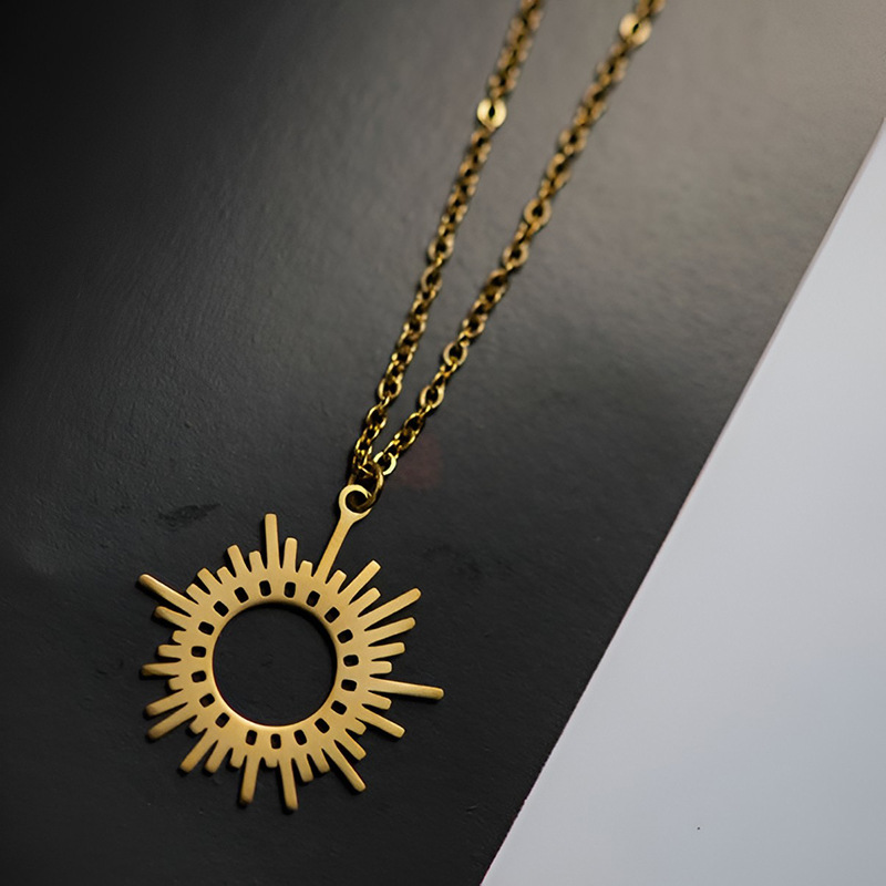 Fashion Simple Titanium Steel Sun-shaped Necklace Plated 14k Gold Clavicle Chain display picture 2