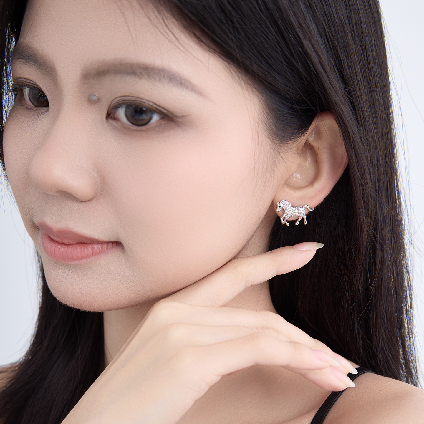 Xuping estilo incrustado joyas artificiales pequeñas orejas de aleación de cobre chapado blanco lindo elegante temperamento auriculares zodiacal