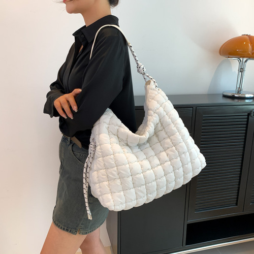 Diamond-pattern embroidery cloud-shaped down cotton-padded jacket bag, niche pleated single-shoulder bag, Korean-style crossbody bag, large-capacity tote bag.