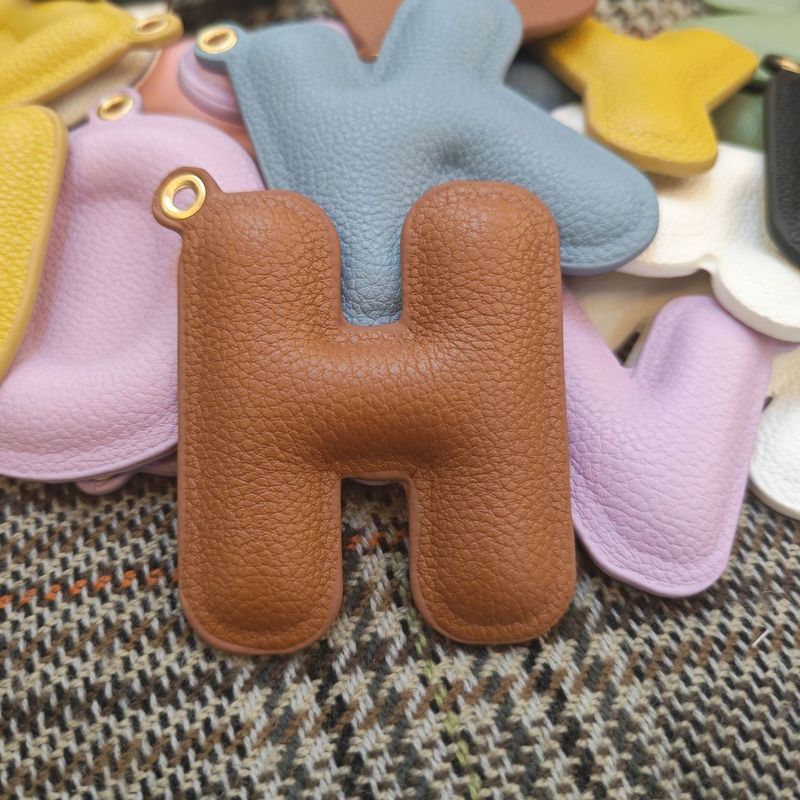 新しい高価値レザーレターペンダントアクセサリーキーホルダーmiuバッグペンダントアクセサリーペンダントインギフト|undefined
