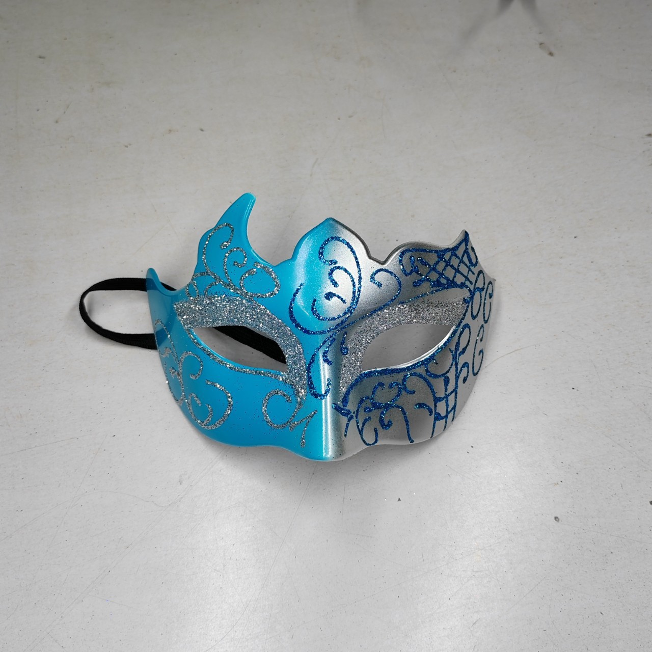 威尼斯化妆舞会面具带金红装饰3D模型- 下载服裝配飾on 3DModels.org, image size:1280x1280