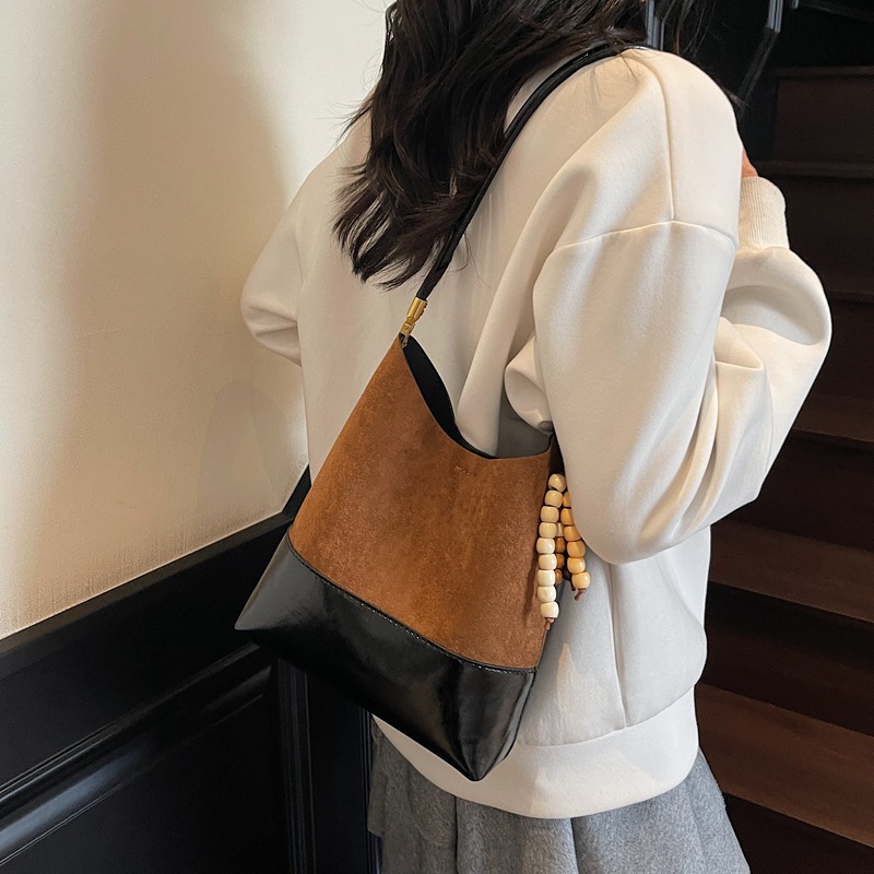 Bolsa de cubo de lujo ligera transfronteriza de gran capacidad para mujeres 2025, otoño y invierno, nueva bolsa de brazo universal, nicho, bolso de hombro de empalme