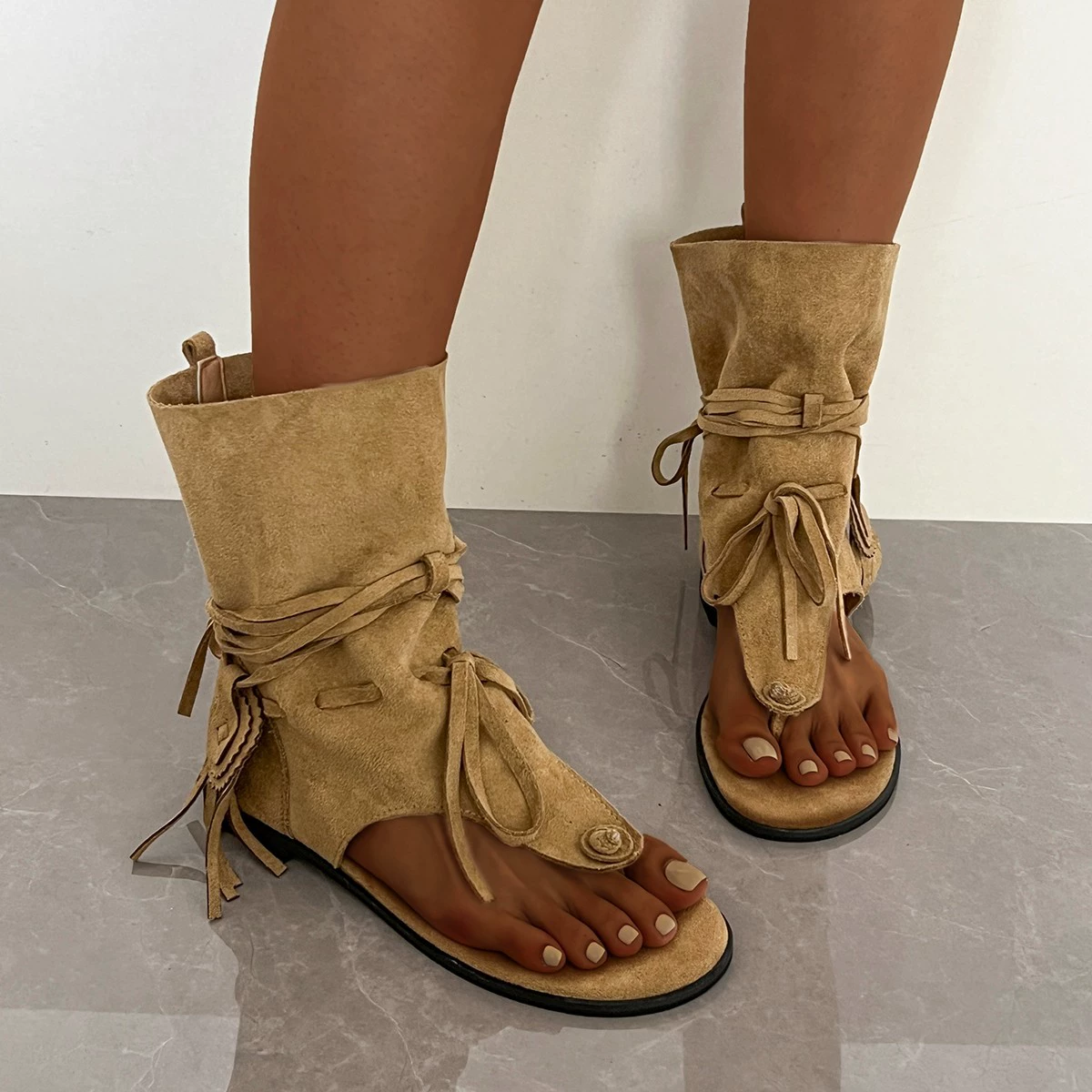 Модные женские босоножки-шлепанцы с дизайном под ботинки, лето 2025, новые универсальные босоножки с круглым носком, открытые, в стиле вестерн, с ремешком.