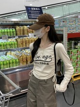 美式甜辣侧边抽绳T恤女半开领长袖春秋正肩收腰ins印花打底短上衣