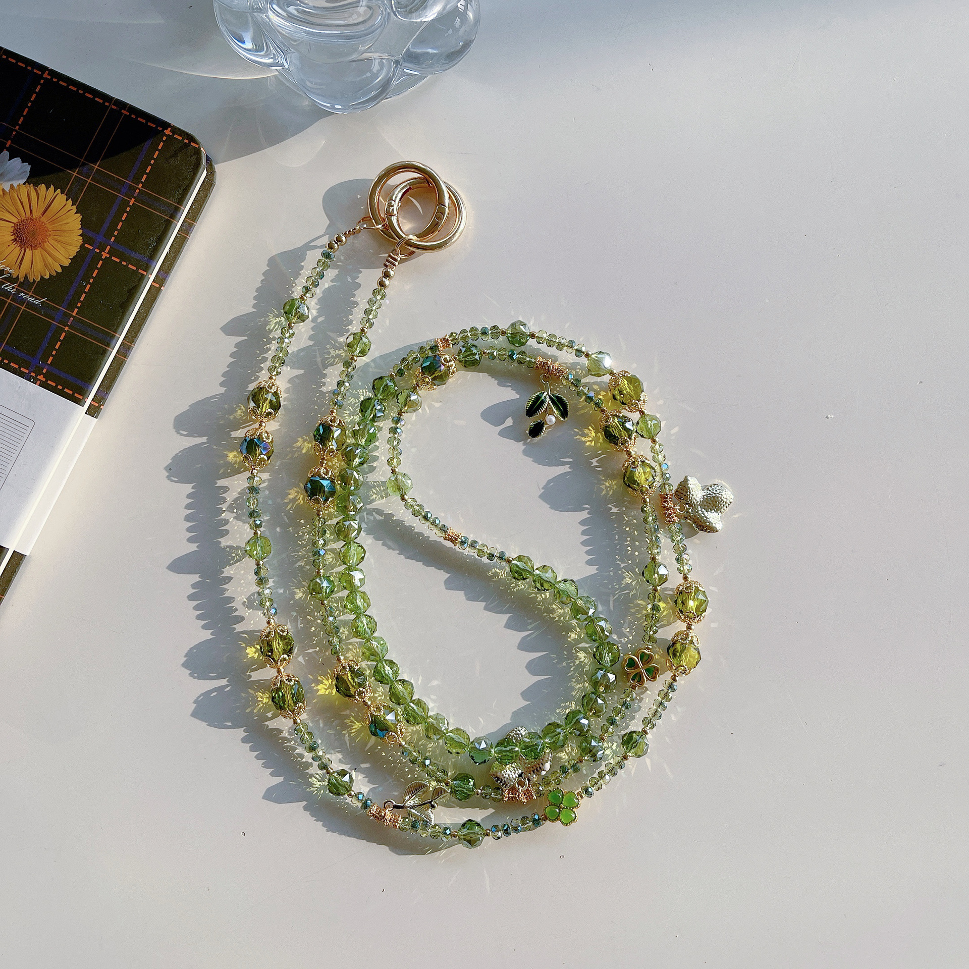 Boutique hecho a mano de alta gama para teléfono móvil cadena larga de hoja verde de aleación cordón de teléfono móvil de moda colgante de mensajero largo