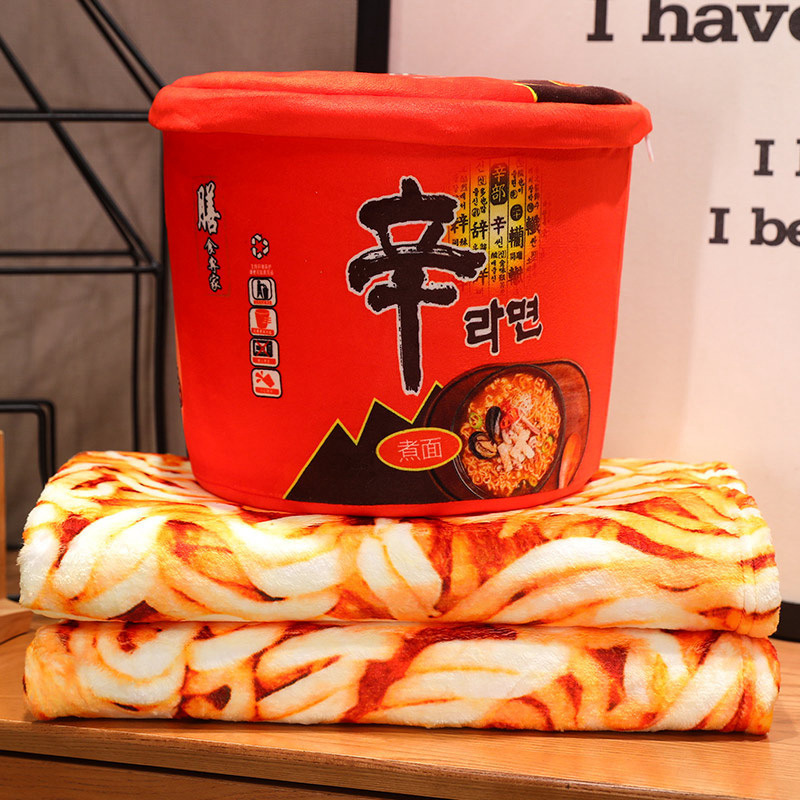 模擬バケツ入りのカップラーメンのジャージャー麺は枕の毛布を抱いて収納します。|undefined