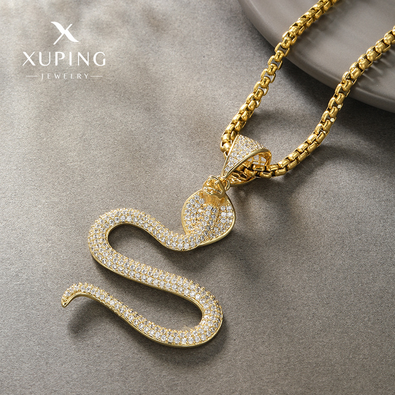 Xuping Europa y los Estados Unidos micro incrustados con circonio personalidad de moda animal cobra colgante de zinc collar fabricantes de suministro