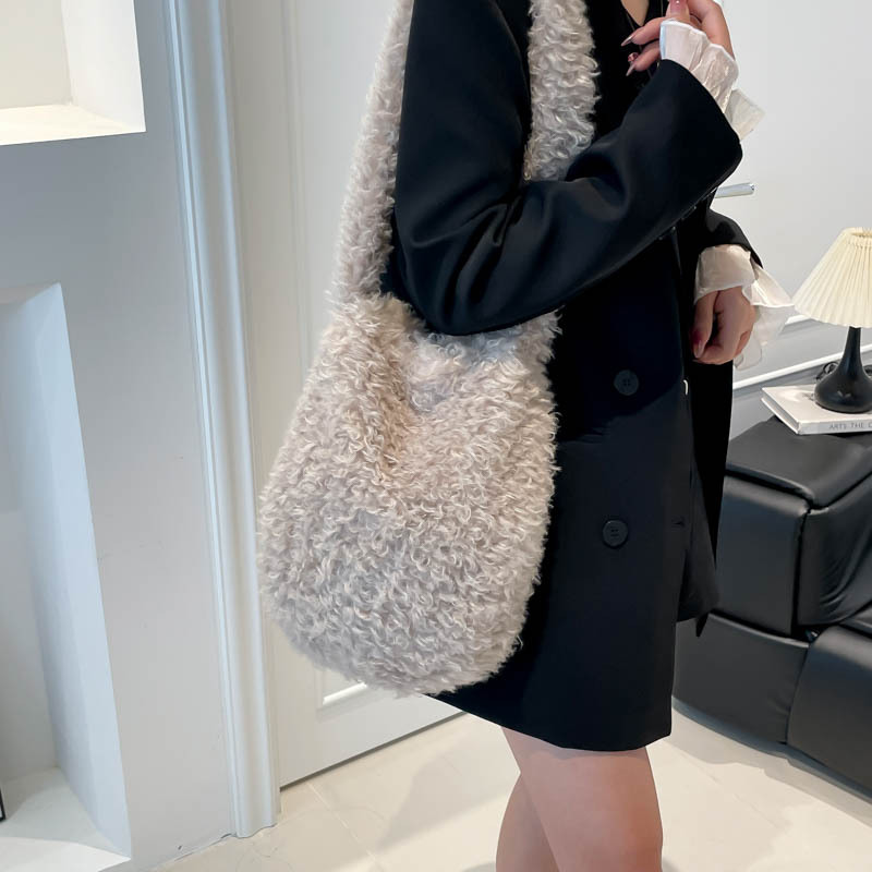 Nicho original de otoño y invierno bolsas de peluche vagabundos bolsas de hombro de chicas calientes de aire exterior rizado retro bolsas de moda
