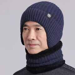 男性の冬の帽子の中で高齢者の耳を保護します。