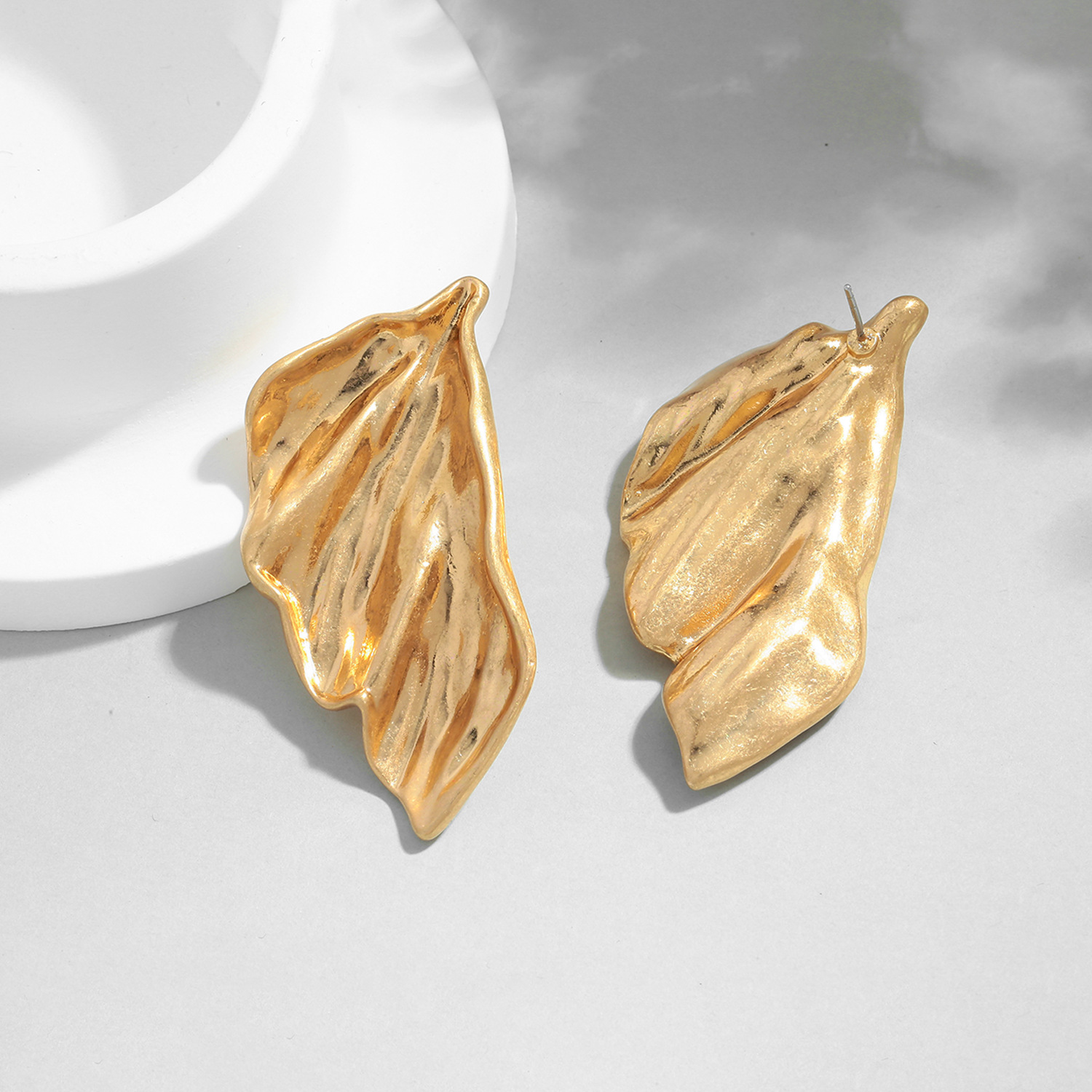 european-and-american-retro-ear-studs-cold-style-maillard-autumn-and-winter-leaf-ear-studs-simple-elegant-high-end-light-luxury-womens-earrings