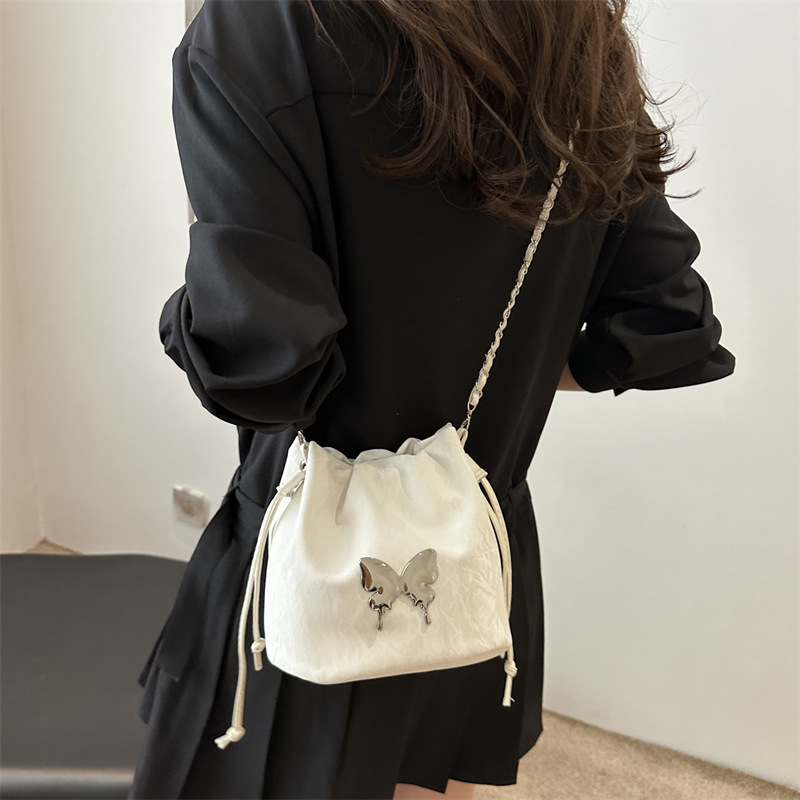 2024 nuevo diseño de nicho de la cadena popular de este año bolso pequeño bolso de mensajero de mariposa femenino hermoso bolso de cubo de un solo hombro