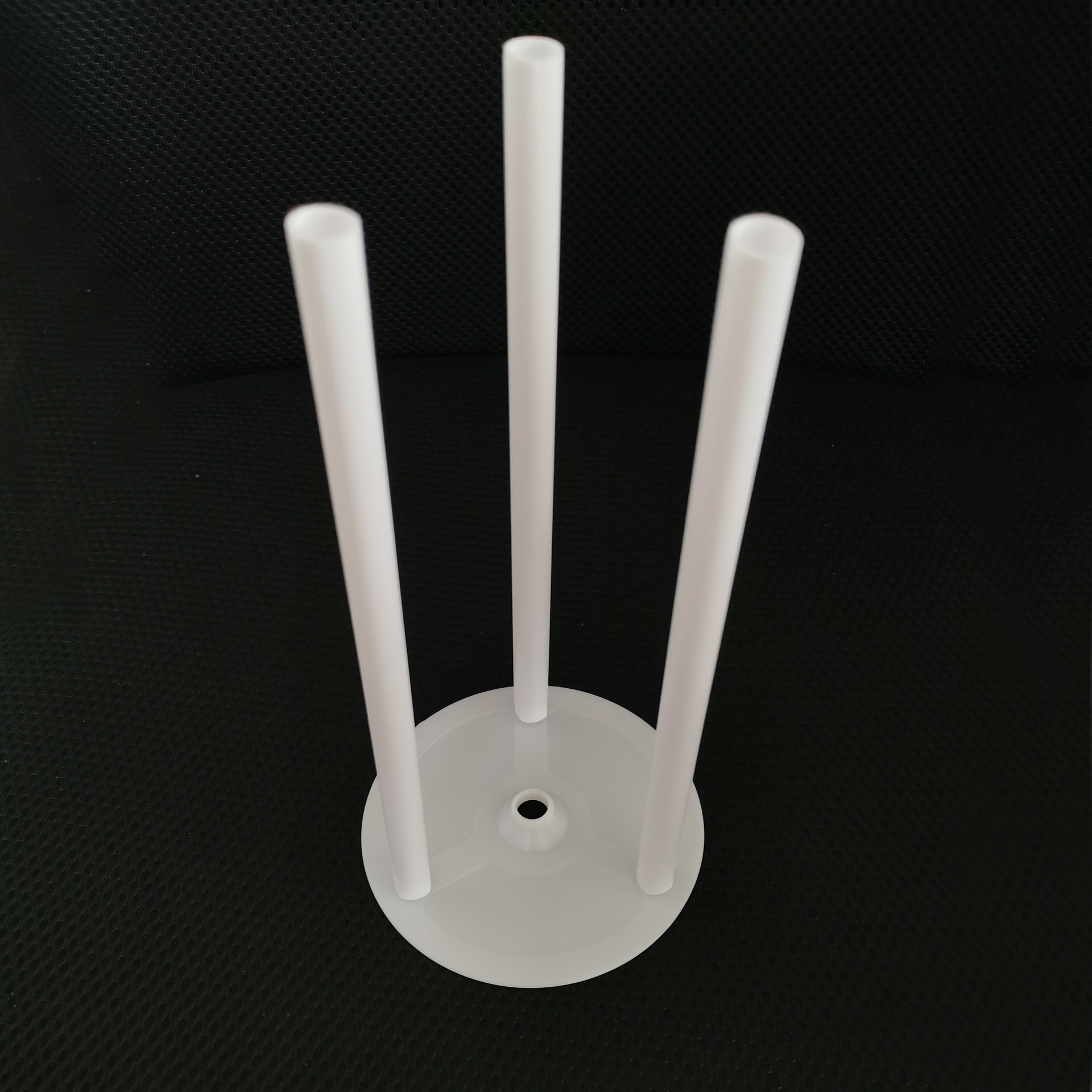 Floating cake piling with reinforced straws, staggered-layer cake piling support, thick straws, handmade white straw flagpoles