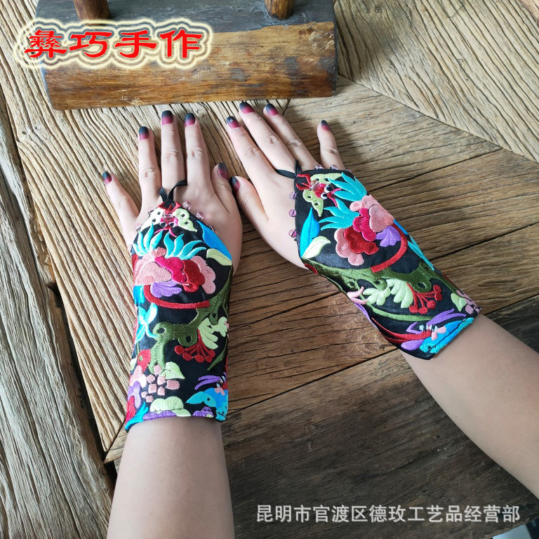 Fuchsia beads flower-shaped