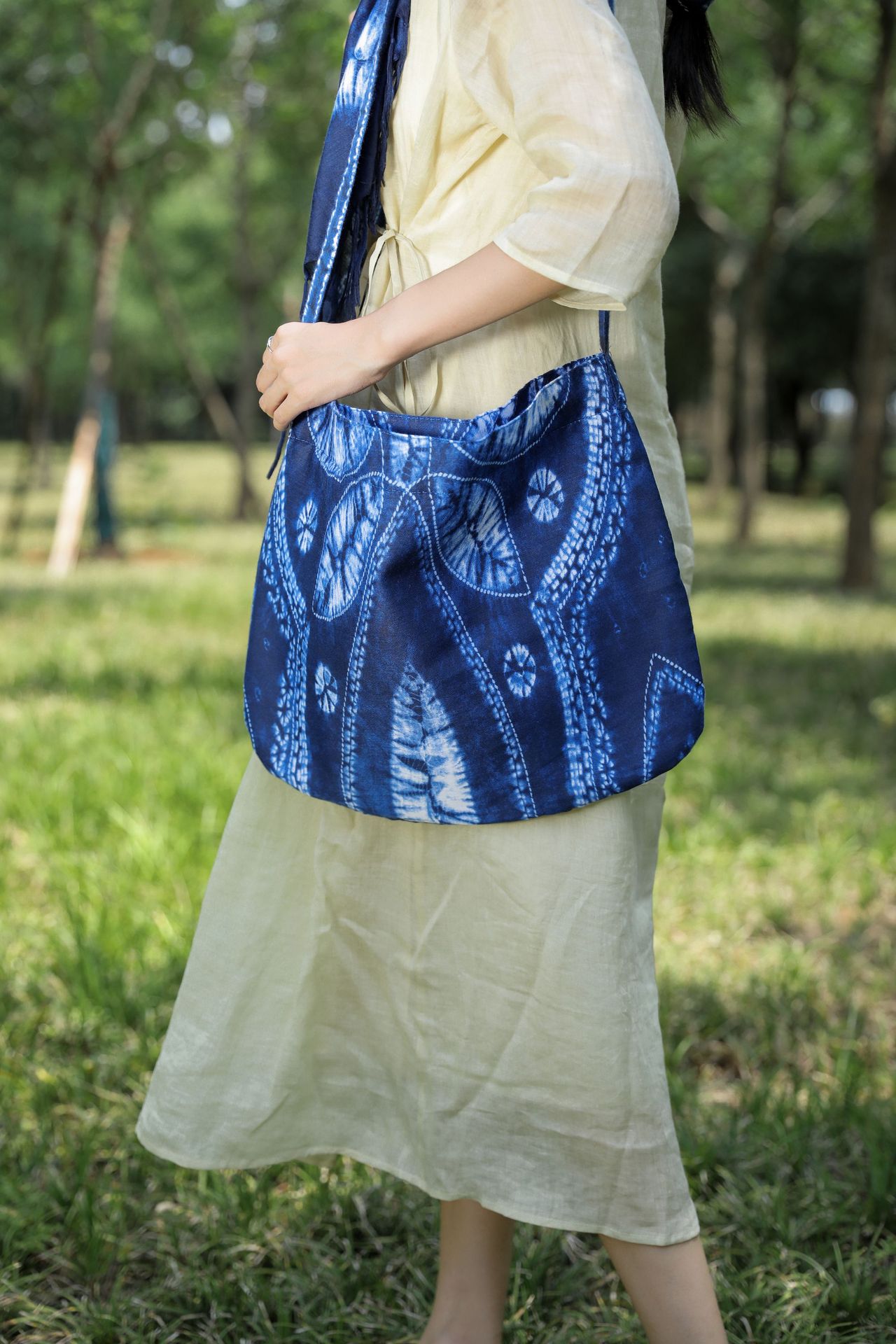 2023 Yunnan estilo étnico hecho a mano tie-dyed bolso de hombro artístico versátil pequeño bolso de tela azul y blanco retro casual bolsa de mensajero