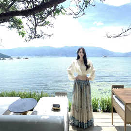 2026新款优雅度假风蕾丝领口防晒上衣+松紧腰复古印花半身裙套装
