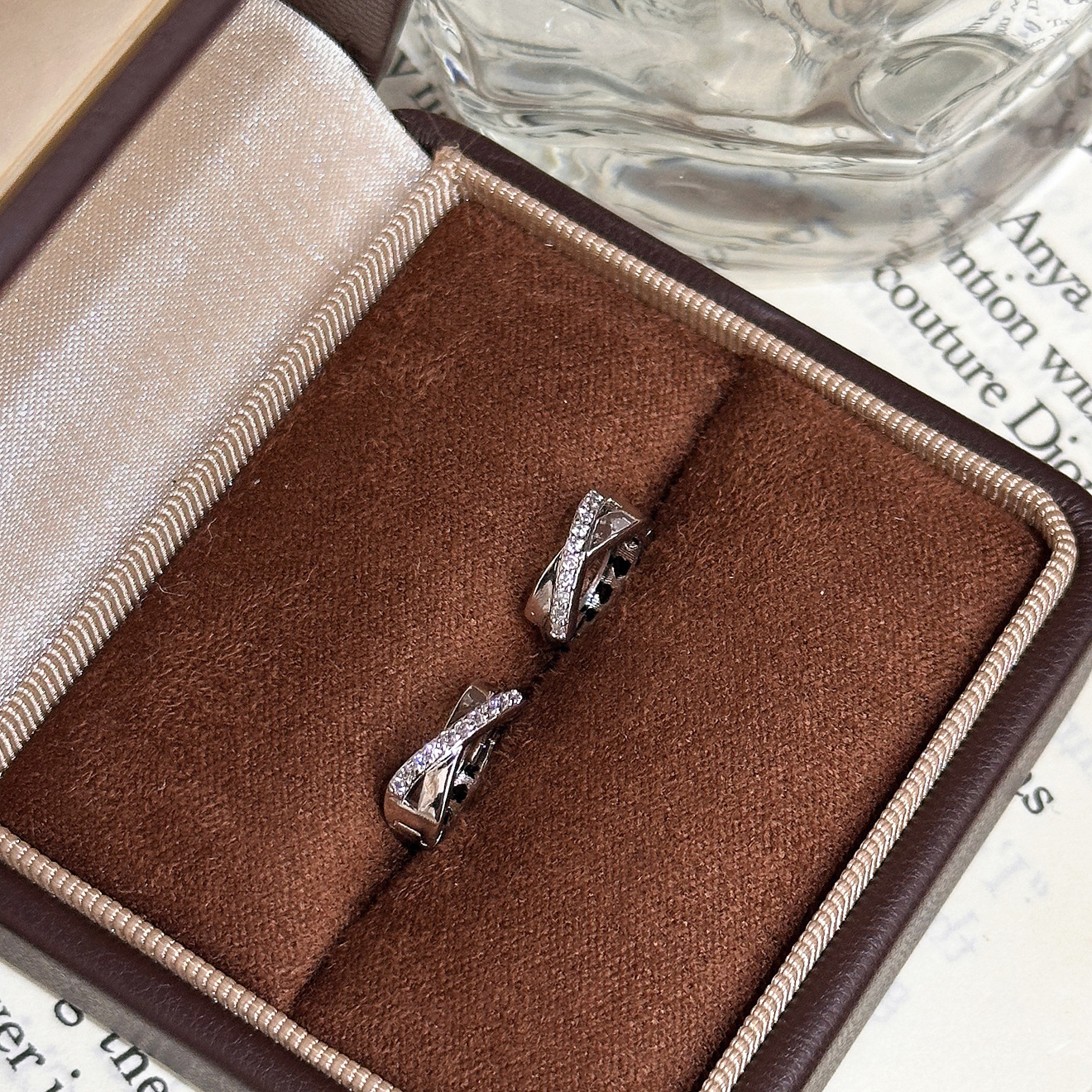 Discutir la explosión del diseño de nicho de la sensación de pendientes cruzados de temperamento minimalista femenino micro-pantalones de piedra temperamento de aretes de orejas