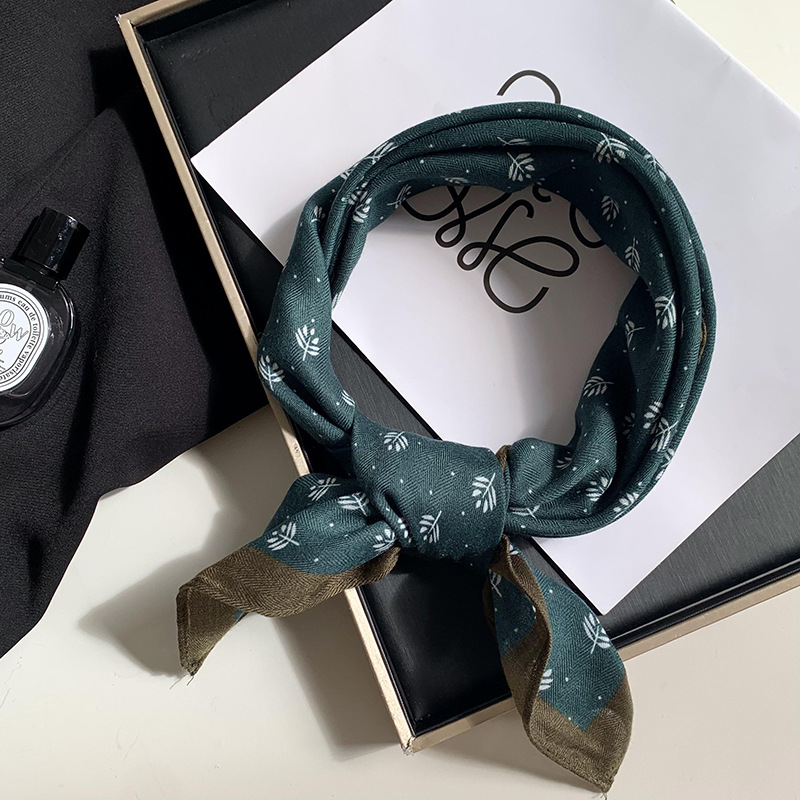 Pequeña toalla cuadrada bufandas de seda para mujeres 2025 nuevo paquete coreano de pañuelo de seda bufandas de cuello bufandas al por mayor