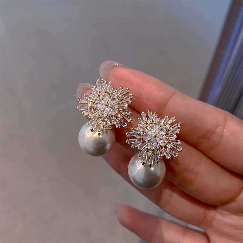 Eleganti orecchini di perle con strass a forma di fiocco di neve, dal temperamento super scintillante, orecchini di lusso leggeri, da donna_voghion.com