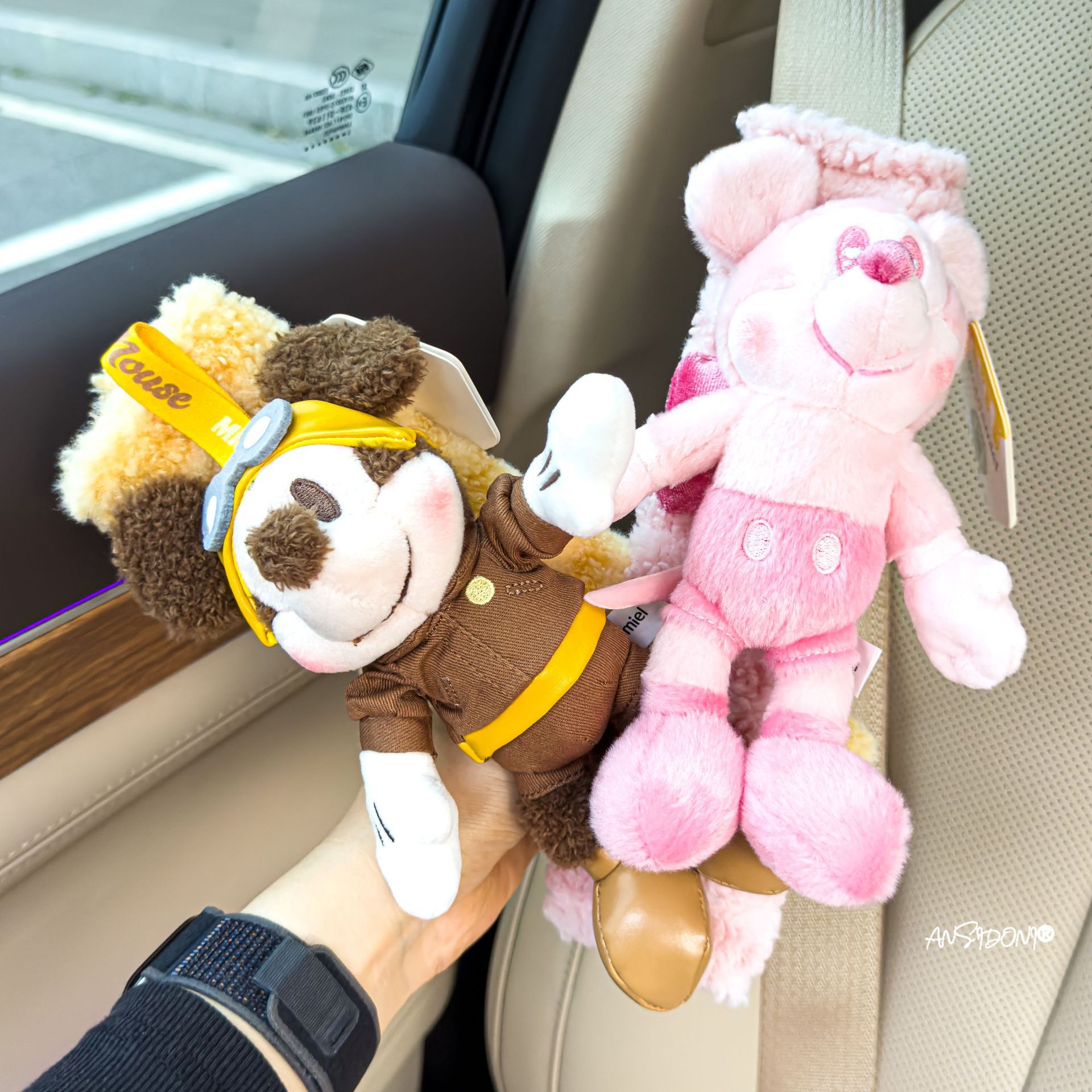 Donald Duck Car Seatbelt Shoulder Pads, Cute and Suitable for All Seasons, High-End and Soft, Children's Anti-Neck-Strain Couple Style